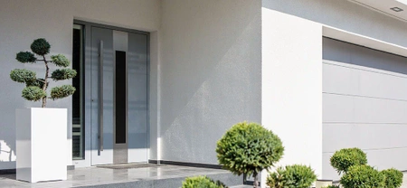 Drzwi zewnętrzne wejściowe 82 mm stalowe z czarną ramą aluminiową DS82 przeszklone z czarnymi okuciami białe Program Czyste Powietrze M25